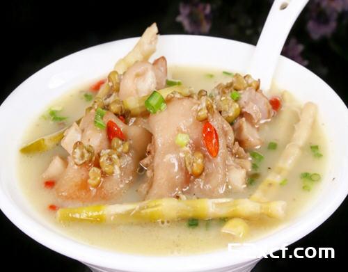 绿豆小笋煲猪脚的做法
