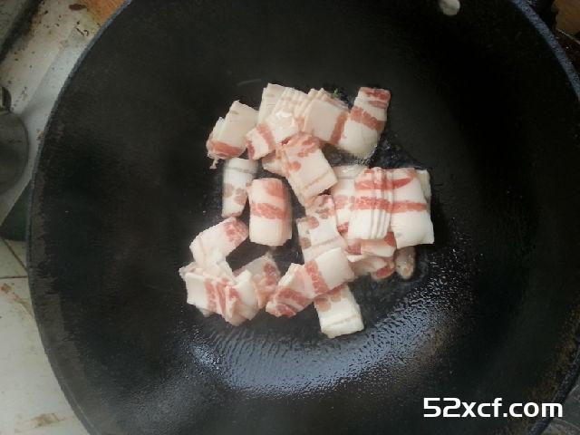 小水芹胡萝卜炒五花肉的做法