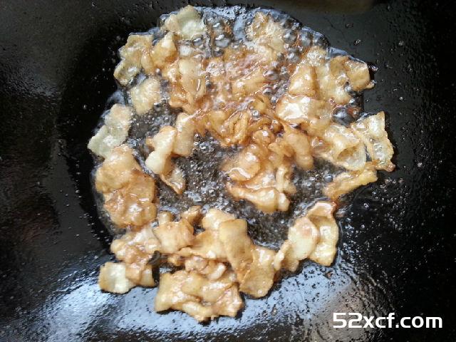 小水芹胡萝卜炒五花肉的做法
