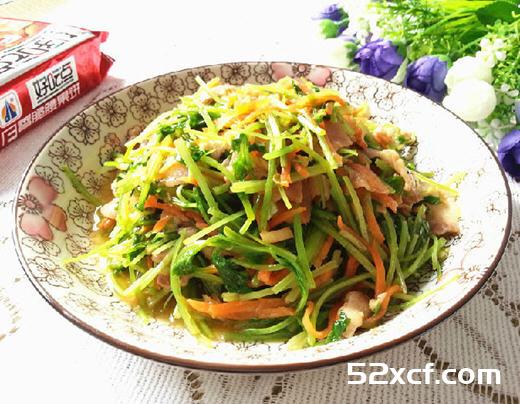 小水芹胡萝卜炒五花肉的做法