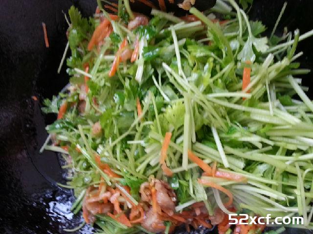 小水芹胡萝卜炒五花肉的做法