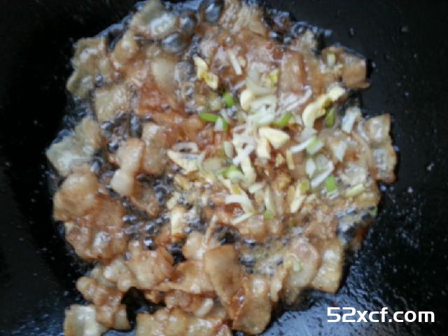 小水芹胡萝卜炒五花肉的做法