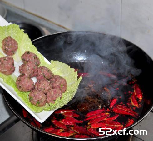 红汤香菜丸子的做法
