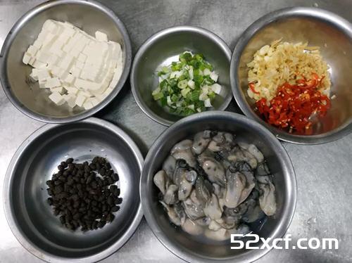 生蚝肉煮豆腐的做法