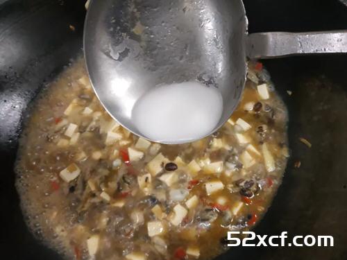 生蚝肉煮豆腐的做法