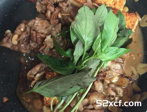 三杯老皮嫩猪肉的做法
