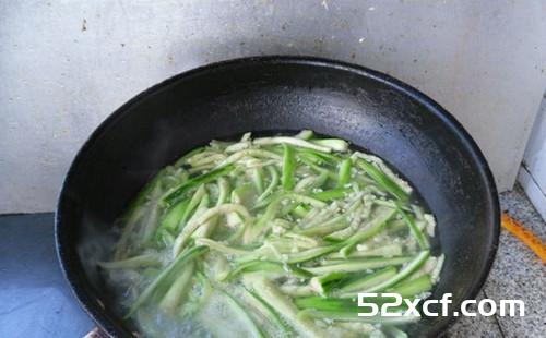 酸辣丝瓜条的做法