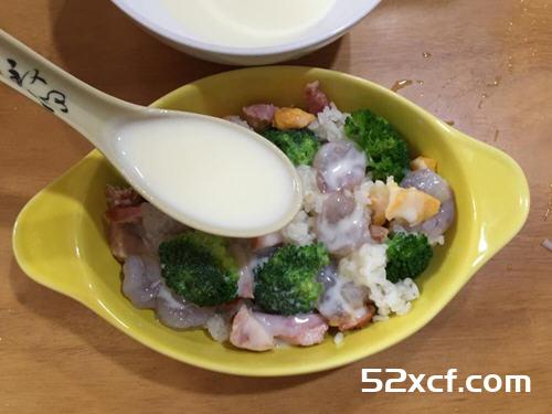 焗烤白酱海鲜饭的做法