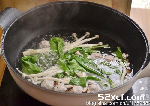 海鲜菇肉丸汤的做法