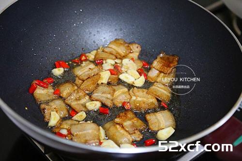 圆白菜炒五花肉的做法