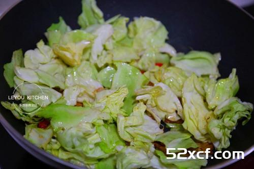 圆白菜炒五花肉的做法