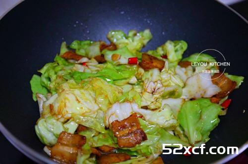 圆白菜炒五花肉的做法