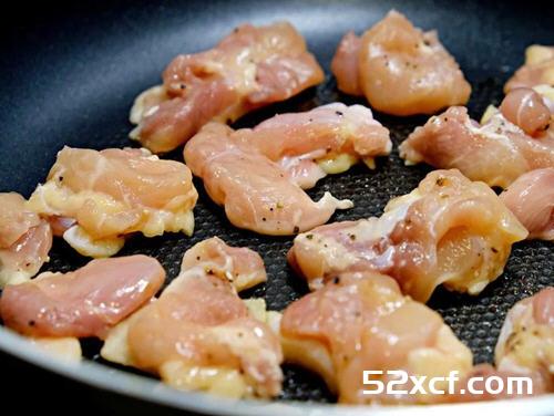 西兰花炒鸡腿肉的做法