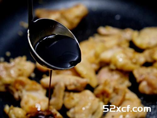 西兰花炒鸡腿肉的做法