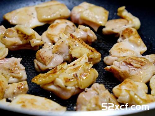 西兰花炒鸡腿肉的做法