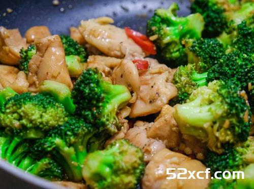 西兰花炒鸡腿肉的做法
