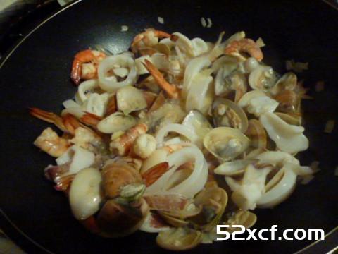义大利风味的白酱海鲜炖饭