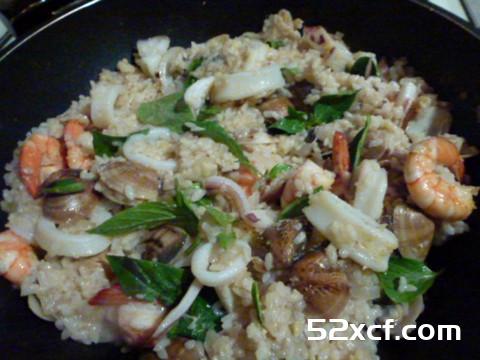 义大利风味的白酱海鲜炖饭