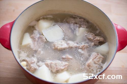 山药莲子排骨汤的做法