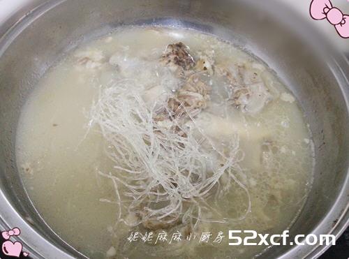 羊骨汤炖白菜豆腐的做法