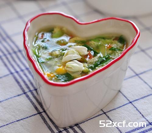 色彩缤纷的槐花鸡蛋汤