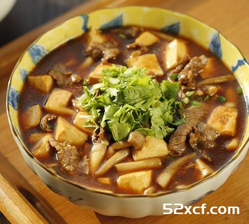 牛肉海鲜菇炖豆腐的做法