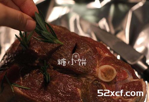 迷迭香烤羊腿的做法