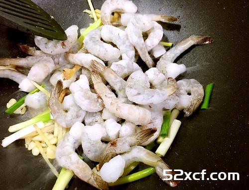 葱烧虾仁的做法