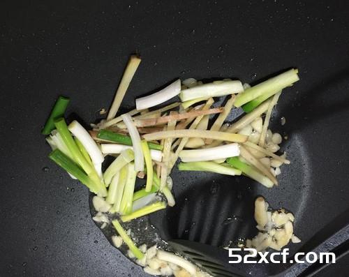 葱烧虾仁的做法