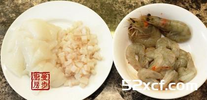 椰奶海鲜菠萝焗饭的做法