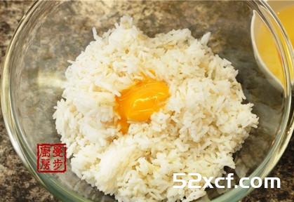 椰奶海鲜菠萝焗饭的做法