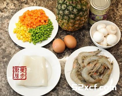 椰奶海鲜菠萝焗饭的做法