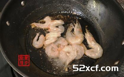 椰奶海鲜菠萝焗饭的做法