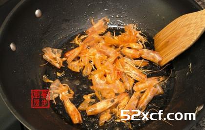 椰奶海鲜菠萝焗饭的做法