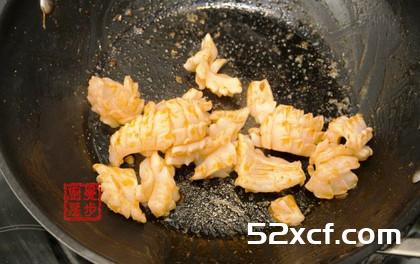 椰奶海鲜菠萝焗饭的做法