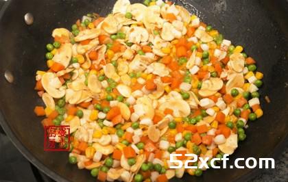 椰奶海鲜菠萝焗饭的做法