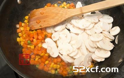 椰奶海鲜菠萝焗饭的做法