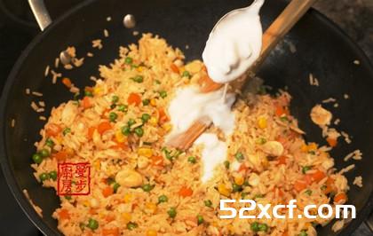 椰奶海鲜菠萝焗饭的做法