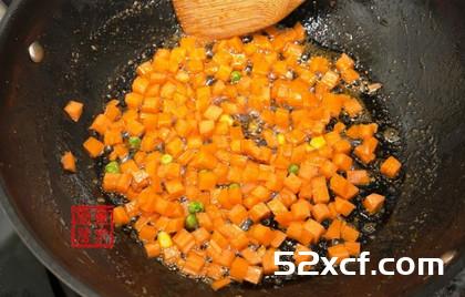 椰奶海鲜菠萝焗饭的做法