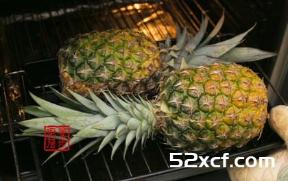 椰奶海鲜菠萝焗饭的做法