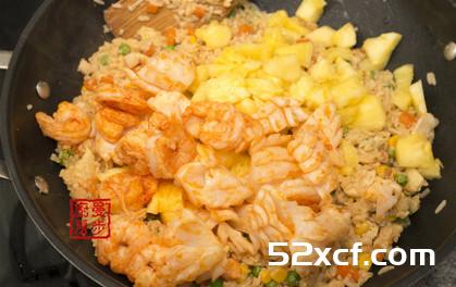 椰奶海鲜菠萝焗饭的做法