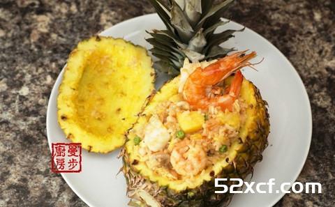 椰奶海鲜菠萝焗饭的做法