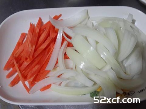 沙茶咖哩猪肉炒面的做法