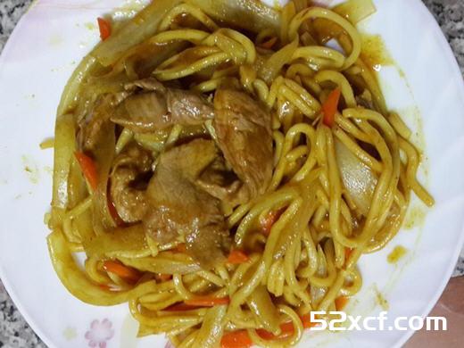 沙茶咖哩猪肉炒面的做法