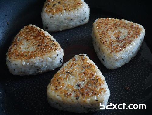 鲔鱼沙拉馅的烤饭团制作方法