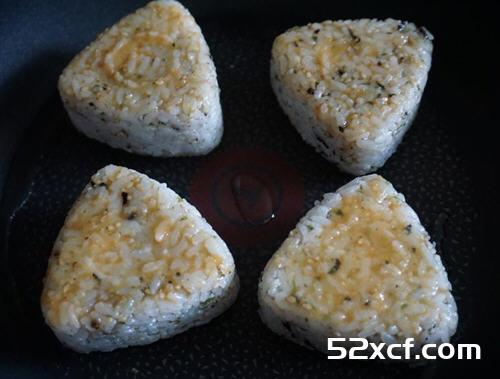 鲔鱼沙拉馅的烤饭团制作方法