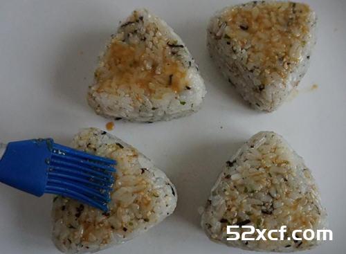 鲔鱼沙拉馅的烤饭团制作方法