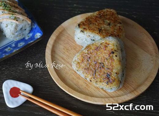 鲔鱼沙拉馅的烤饭团制作方法