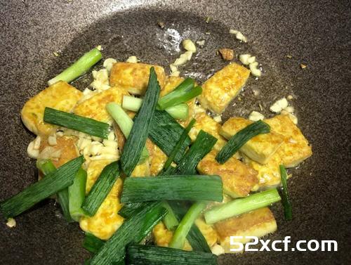 小葱煎豆腐的家常做法