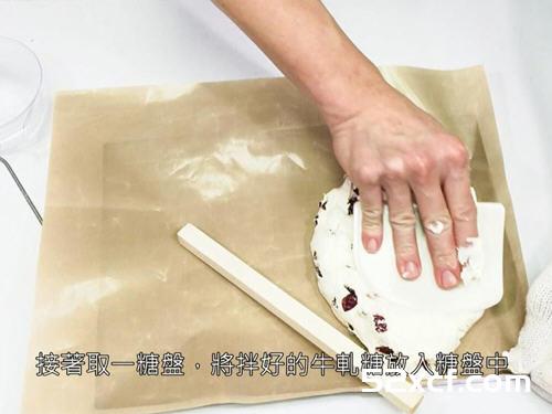 蔓越莓牛扎糖的做法